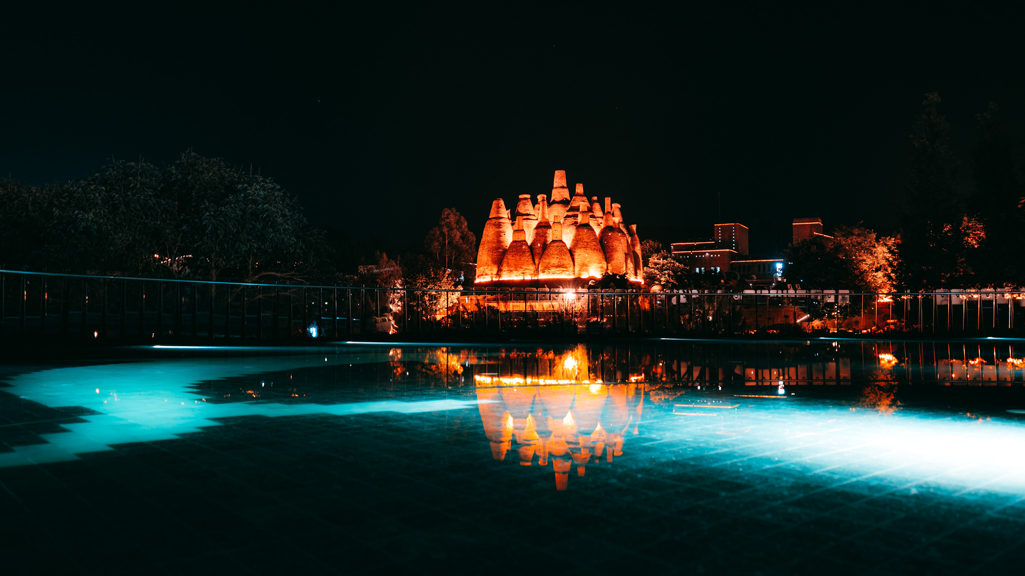夜景建筑泳池倒影