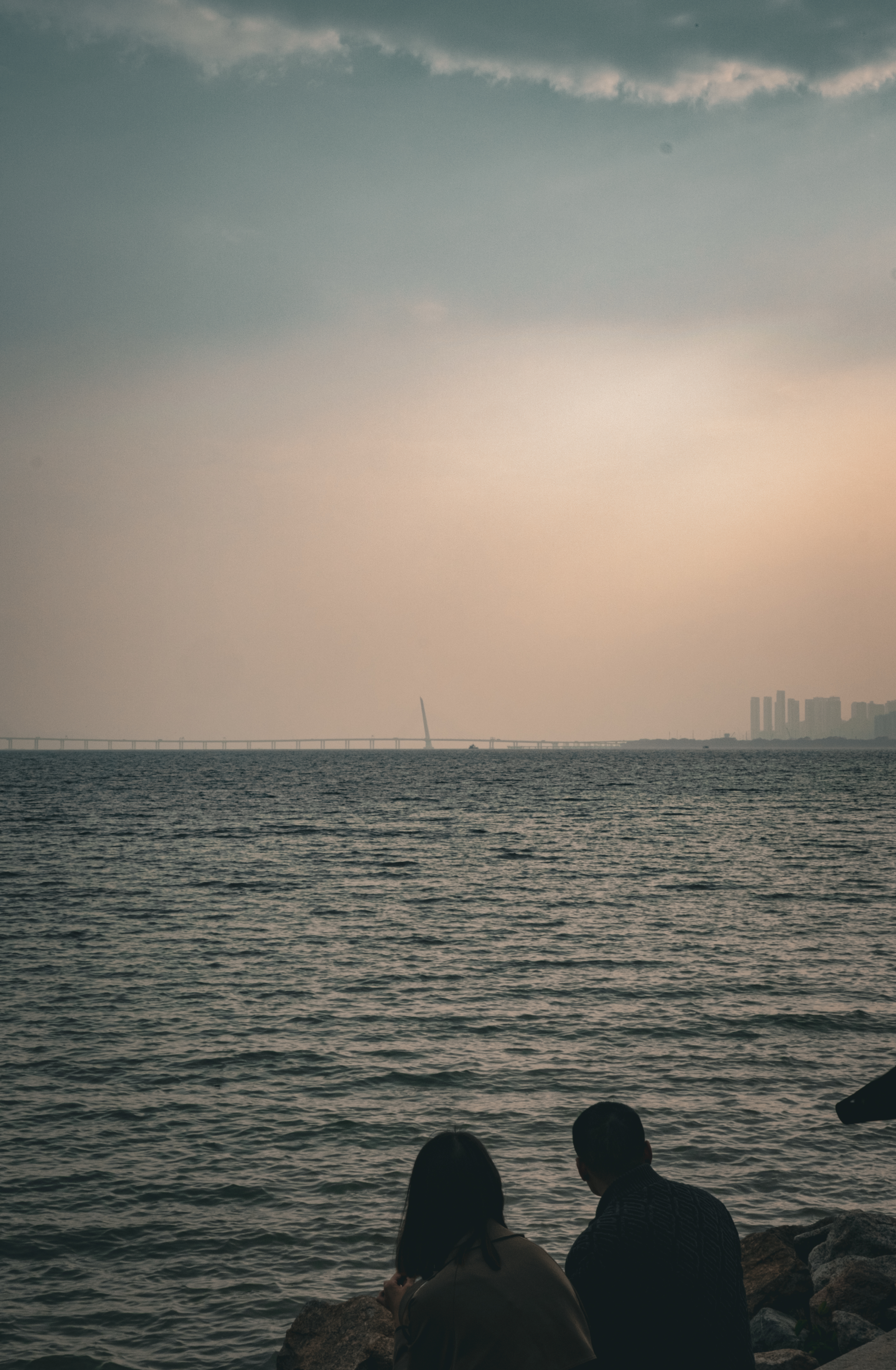 海边情侣日落剪影