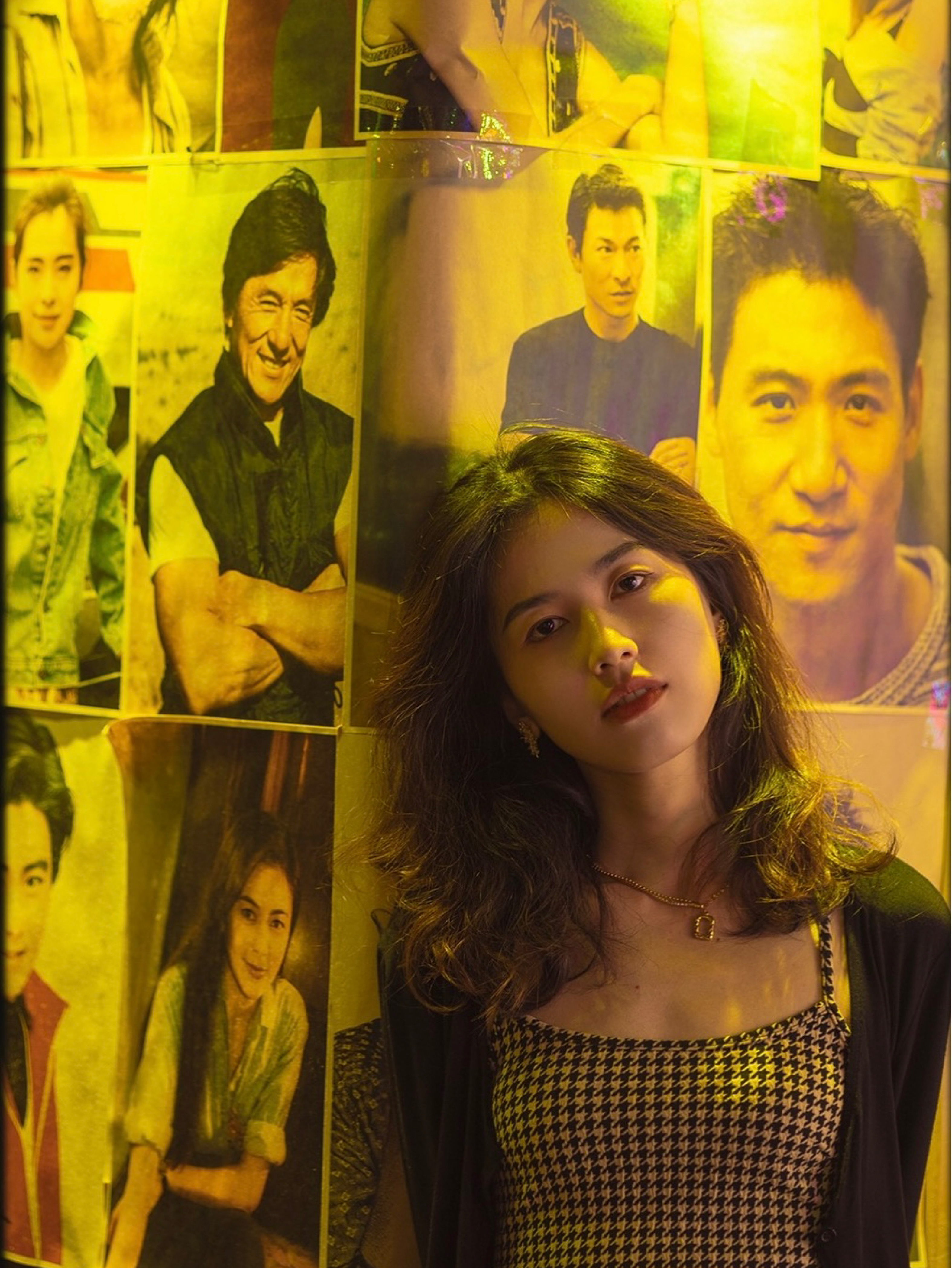 照片墙前女生肖像